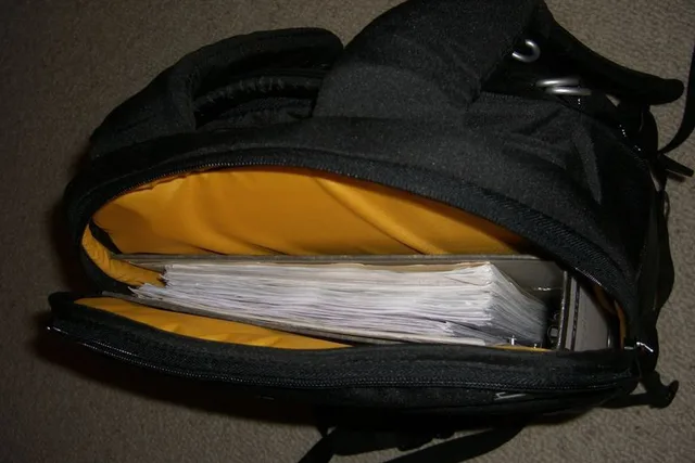 Inside the laptaop compartment: 5cm Leitz folder (enough space for 17" laptops)