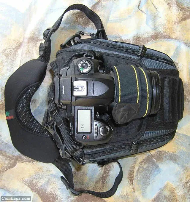 The main compartment holds a D70S with the kit lens - and has some space to spare. It could also take the cam house with a Nikon 18-200attached.