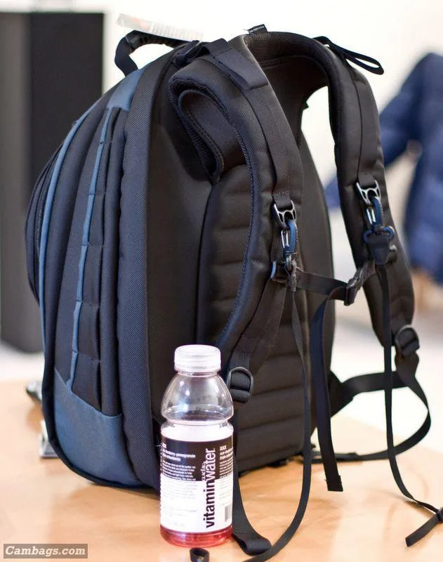 As you can see there is also very good padding in front and on the side facing your back. The shoulder straps also have extra support around the base which helps distribute the load more evenly.