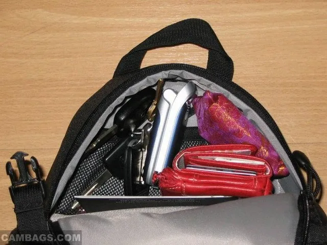 Lowepro Slingshot 200 AW, photograph by Guest, photo 2