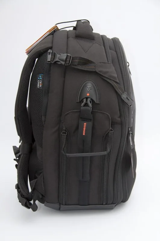One side of the bag as a side entry to your camera, this allows quick access to just your camera and attached lens.