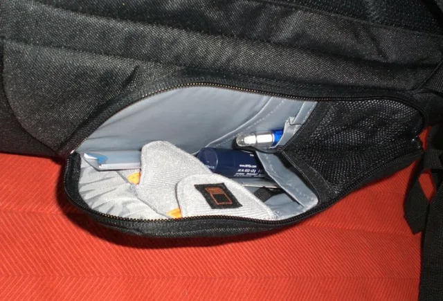 A small side pocket to pack small and slim things. Could have been more roomy.