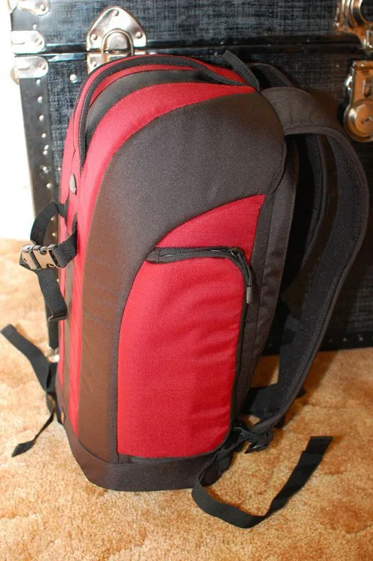 his shows the expandable pocket. It is generous in size and I was able to easily fit a large Nalgene bottle in the pocket.