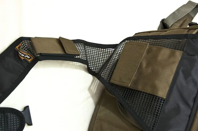 two more pockets for phone/mp3/memory cards on the messenger strap...
