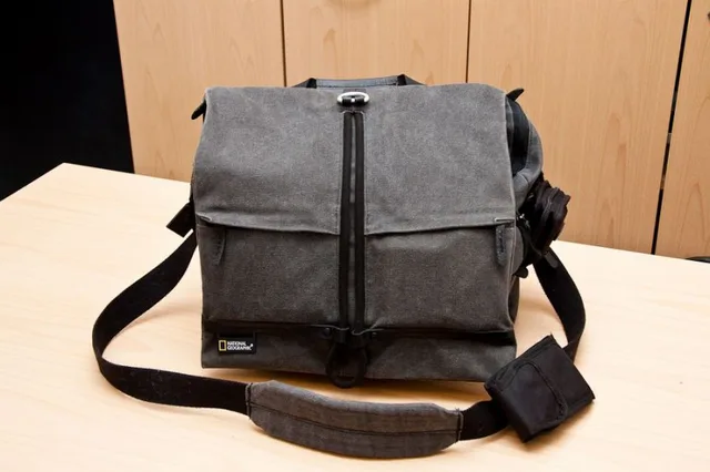 National Geographic NGW2160 Walkabout Medium Satchel, photograph by Guest, photo 3