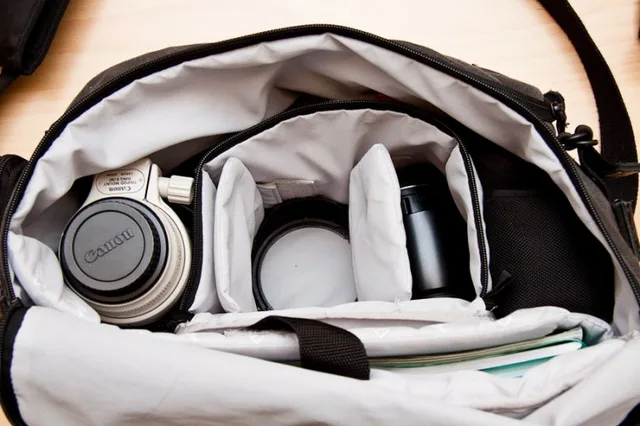 National Geographic NGW2160 Walkabout Medium Satchel, photograph by Guest, photo 4