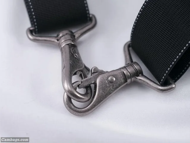 The quality of the hardware is very good. Here are the clasps used to attach the shoulder strap to the bag. There are four possible attachment points to customize the way you carry and on which side of your body.
