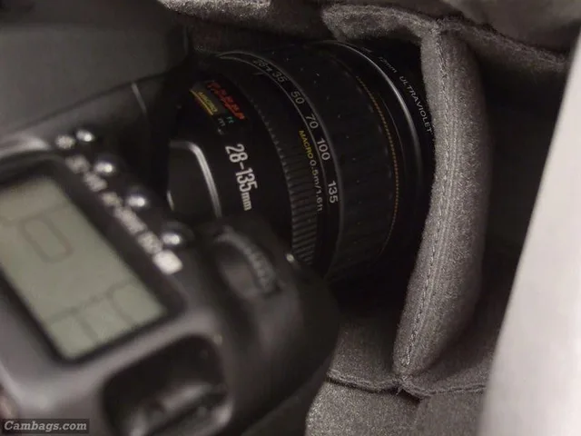 Here I'm putting my 40D with attached EF 28-135zoom lens. The dividers are positioned so the handgrip rests on the reinforced divider lip, holding the camera in place.