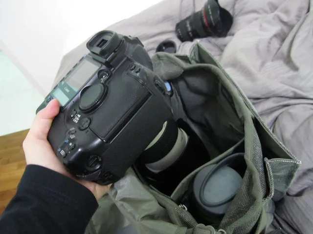 Here I'm trying to place a 1D2n + 70-200  into the bag lens down